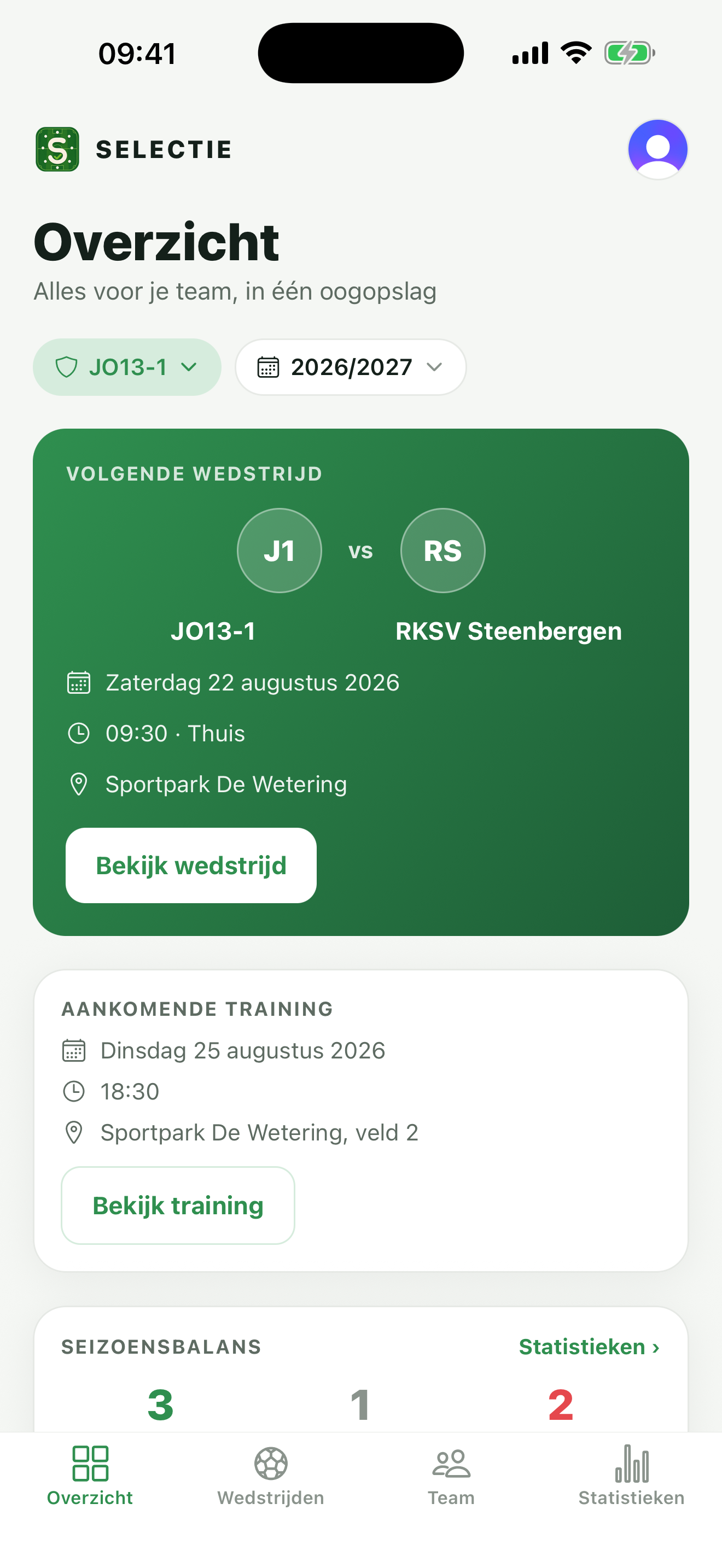 Het overzichtsscherm van Selectie met de volgende wedstrijd als groene kaart, de eerstvolgende training en de seizoensbalans