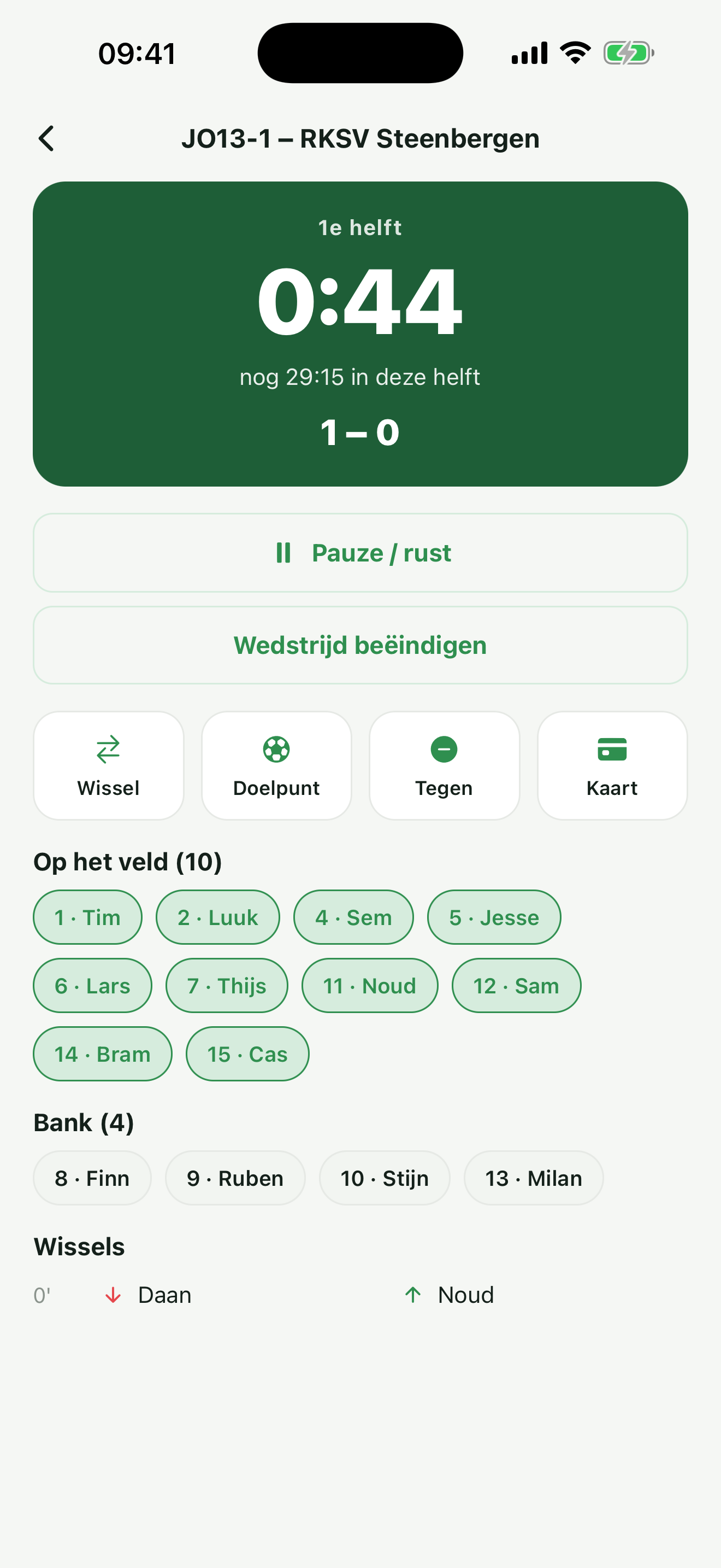 Live wedstrijdscherm van Selectie met de lopende klok, de stand en knoppen voor wissel, doelpunt en kaart